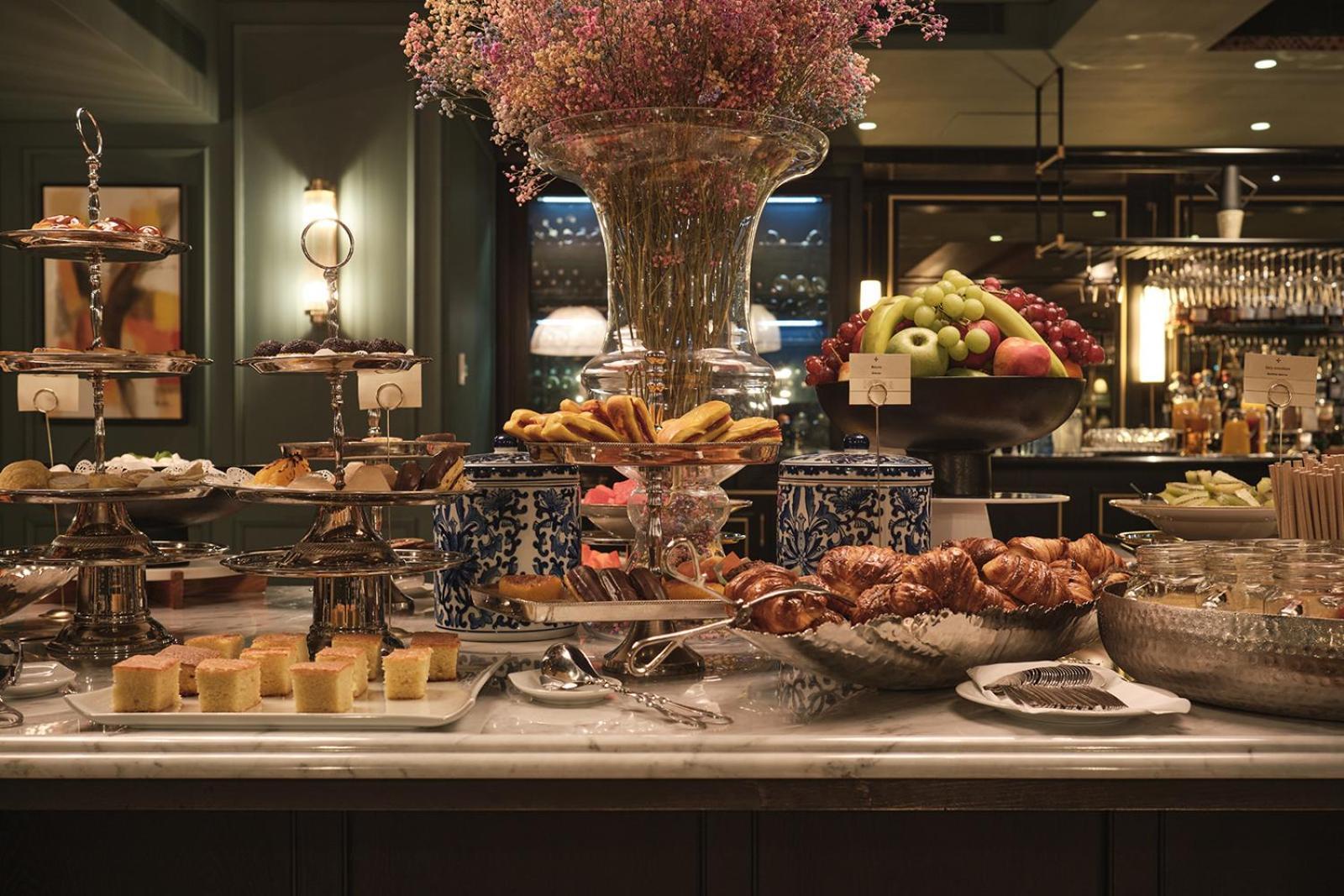 Ga Palace Hotel & Spa, A Xixth-Century Villa ポルト エクステリア 写真 A buffet at a restaurant